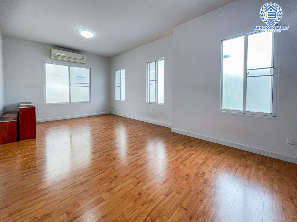 *****บ้านแฝดมือสอง โครงการ พฤกษาวิลเลจ22 บางกรวย-ไทรน้อย หลังมุม เนื้อที่กว้าง 40.70 ตร.ว. ฟังก์ชัน 3 ห้องนอน 2 ห้องน้ำ 1 ที่จอดรถ รอบบ้านกว้างให้ความรู้สึกเหมือนบ้านเดี่ยว บนทำเลเดินทางสะดวก เชื่อมต่อถนนนครอินทร์ ใกล้รถไฟฟ้าสายสีแดง "สถานีบางบำหรุ" และจุดขึ้นทางด่วน "พระราม7"