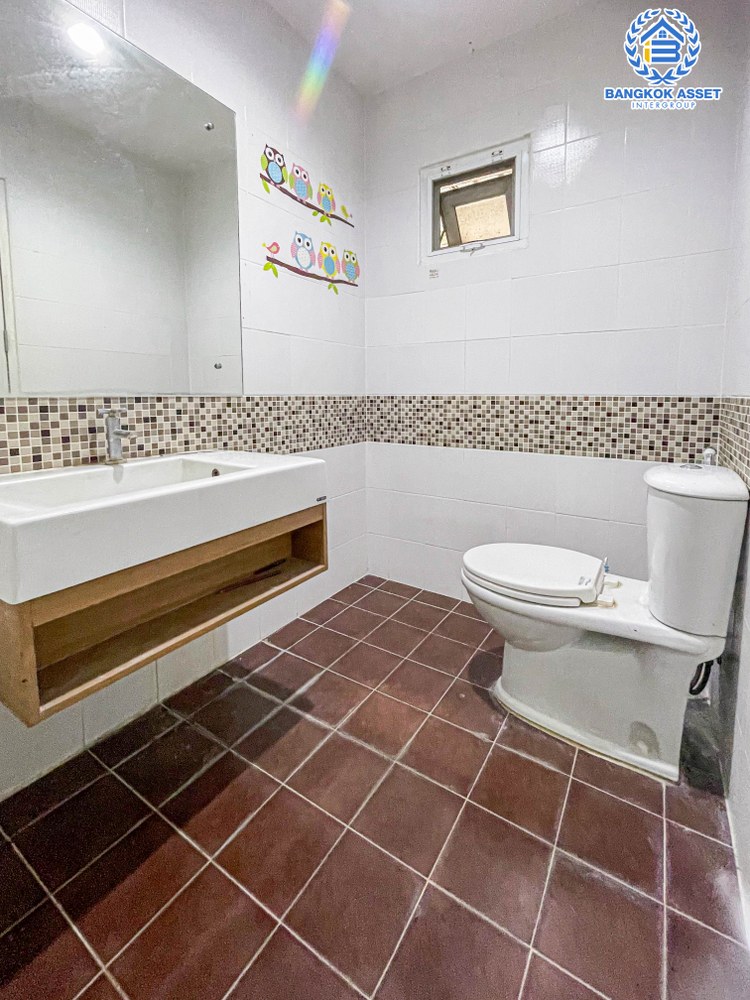 *****บ้านแฝดมือสอง โครงการ พฤกษาวิลเลจ22 บางกรวย-ไทรน้อย หลังมุม เนื้อที่กว้าง 40.70 ตร.ว. ฟังก์ชัน 3 ห้องนอน 2 ห้องน้ำ 1 ที่จอดรถ รอบบ้านกว้างให้ความรู้สึกเหมือนบ้านเดี่ยว บนทำเลเดินทางสะดวก เชื่อมต่อถนนนครอินทร์ ใกล้รถไฟฟ้าสายสีแดง "สถานีบางบำหรุ" และจุดขึ้นทางด่วน "พระราม7"