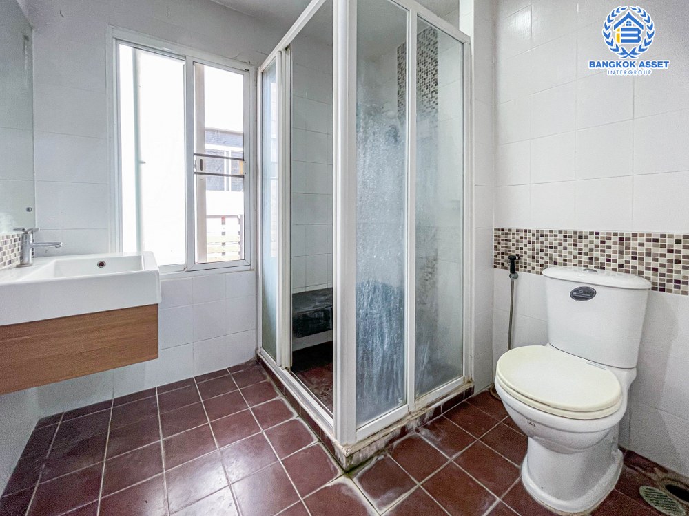 *****บ้านแฝดมือสอง โครงการ พฤกษาวิลเลจ22 บางกรวย-ไทรน้อย หลังมุม เนื้อที่กว้าง 40.70 ตร.ว. ฟังก์ชัน 3 ห้องนอน 2 ห้องน้ำ 1 ที่จอดรถ รอบบ้านกว้างให้ความรู้สึกเหมือนบ้านเดี่ยว บนทำเลเดินทางสะดวก เชื่อมต่อถนนนครอินทร์ ใกล้รถไฟฟ้าสายสีแดง "สถานีบางบำหรุ" และจุดขึ้นทางด่วน "พระราม7"