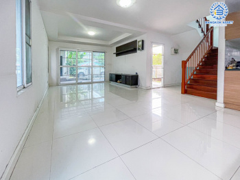 *****บ้านแฝดมือสอง โครงการ พฤกษาวิลเลจ22 บางกรวย-ไทรน้อย หลังมุม เนื้อที่กว้าง 40.70 ตร.ว. ฟังก์ชัน 3 ห้องนอน 2 ห้องน้ำ 1 ที่จอดรถ รอบบ้านกว้างให้ความรู้สึกเหมือนบ้านเดี่ยว บนทำเลเดินทางสะดวก เชื่อมต่อถนนนครอินทร์ ใกล้รถไฟฟ้าสายสีแดง "สถานีบางบำหรุ" และจุดขึ้นทางด่วน "พระราม7"