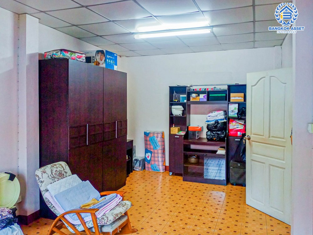 *****อพาร์ทเม้นท์มือสอง ซอยงามวงศ์วาน9 งามวงศ์วาน เนื้อที่ 56 ตร.ว. ฟังก์ชัน 14 ห้องนอน 14 ห้องน้ำ 2 ที่จอดรถ ภายในสภาพดี สามารถปล่อยห้องเพื่อเช่าต่อได้ บนทำเลแห่งการเดินทาง ใกล้เดอะมอลล์ ไลฟ์สโตร์ งามวงศ์วาน เชื่อมต่อรถไฟฟ้าสายสีม่วง "สถานีศูนย์ราชการนนทบุรี" และจุดขึ้นทางด่วน "งามวงศ์วาน"