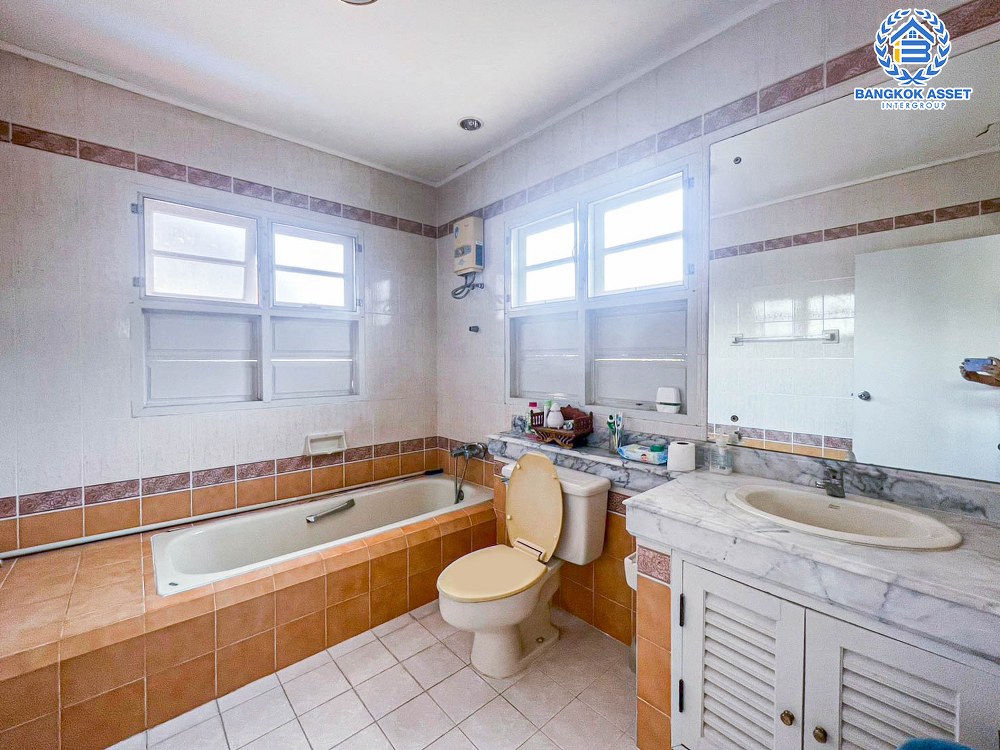 *****บ้านเดี่ยวมือสอง โครงการ ชลลดา บางบัวทอง จากแบรนด์ L&H เนื้อที่ 177.50 ตร.ว. ฟังก์ชัน 5 ห้องนอน 4 ห้องน้ำ จอดรถได้ 2 คัน บ้านสภาพเยี่ยม บรรยากาศโครงการดี สิ่งอำนวยความสะดวกครบ บนทำเลเดินทางสะดวก เชื่อมต่อหลากหลายเส้นทาง ใกล้รถไฟฟ้าสายสีม่วง "สถานีบางพลู"