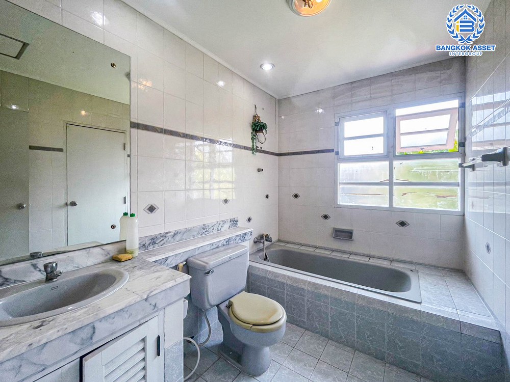 *****บ้านเดี่ยวมือสอง โครงการ ชลลดา บางบัวทอง จากแบรนด์ L&H เนื้อที่ 177.50 ตร.ว. ฟังก์ชัน 5 ห้องนอน 4 ห้องน้ำ จอดรถได้ 2 คัน บ้านสภาพเยี่ยม บรรยากาศโครงการดี สิ่งอำนวยความสะดวกครบ บนทำเลเดินทางสะดวก เชื่อมต่อหลากหลายเส้นทาง ใกล้รถไฟฟ้าสายสีม่วง "สถานีบางพลู"