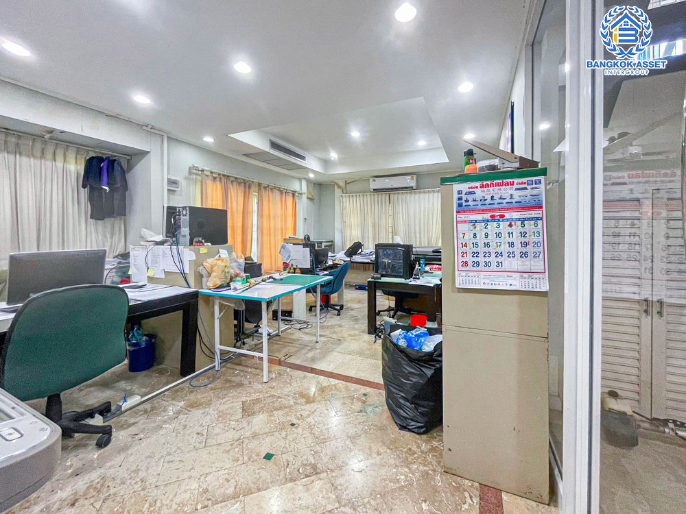 *****บ้านเดี่ยวมือสอง โครงการ ชลลดา บางบัวทอง จากแบรนด์ L&H เนื้อที่ 177.50 ตร.ว. ฟังก์ชัน 5 ห้องนอน 4 ห้องน้ำ จอดรถได้ 2 คัน บ้านสภาพเยี่ยม บรรยากาศโครงการดี สิ่งอำนวยความสะดวกครบ บนทำเลเดินทางสะดวก เชื่อมต่อหลากหลายเส้นทาง ใกล้รถไฟฟ้าสายสีม่วง "สถานีบางพลู"