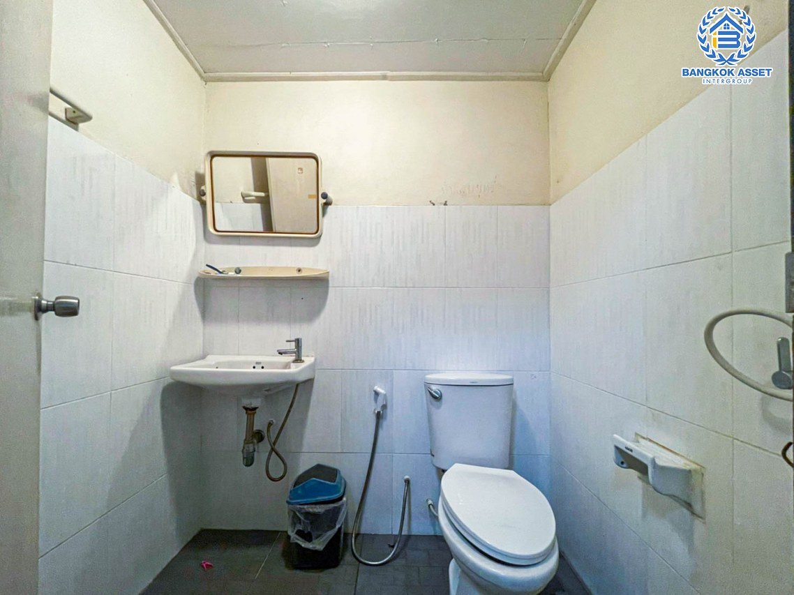 *****ทาวน์โฮมมือสองนนทบุรี หมู่บ้าน ซอยนนทบุรี 11/2 นนทบุรี เนื้อที่กว้าง 25 ตร.ว. ฟังก์ชัน 4 ห้องนอน 3 ห้องน้ำ 2 ที่จอดรถ สามารถทำเป็น office หรือจะเป็นที่อยู่อาศัยก็ได้ บนทำเลศักยภาพ เพียง 650 เมตรก็ถึงรถไฟฟ้าสายสีม่วง "สถานีสะพานพระนั่งเกล้า" และใกล้จุดขึ้นทางด่วน "งามวงศ์วาน"