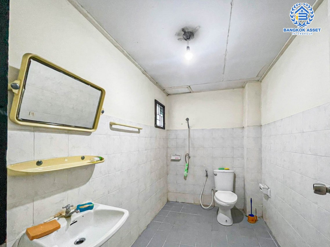 *****ทาวน์โฮมมือสองนนทบุรี หมู่บ้าน ซอยนนทบุรี 11/2 นนทบุรี เนื้อที่กว้าง 25 ตร.ว. ฟังก์ชัน 4 ห้องนอน 3 ห้องน้ำ 2 ที่จอดรถ สามารถทำเป็น office หรือจะเป็นที่อยู่อาศัยก็ได้ บนทำเลศักยภาพ เพียง 650 เมตรก็ถึงรถไฟฟ้าสายสีม่วง "สถานีสะพานพระนั่งเกล้า" และใกล้จุดขึ้นทางด่วน "งามวงศ์วาน"