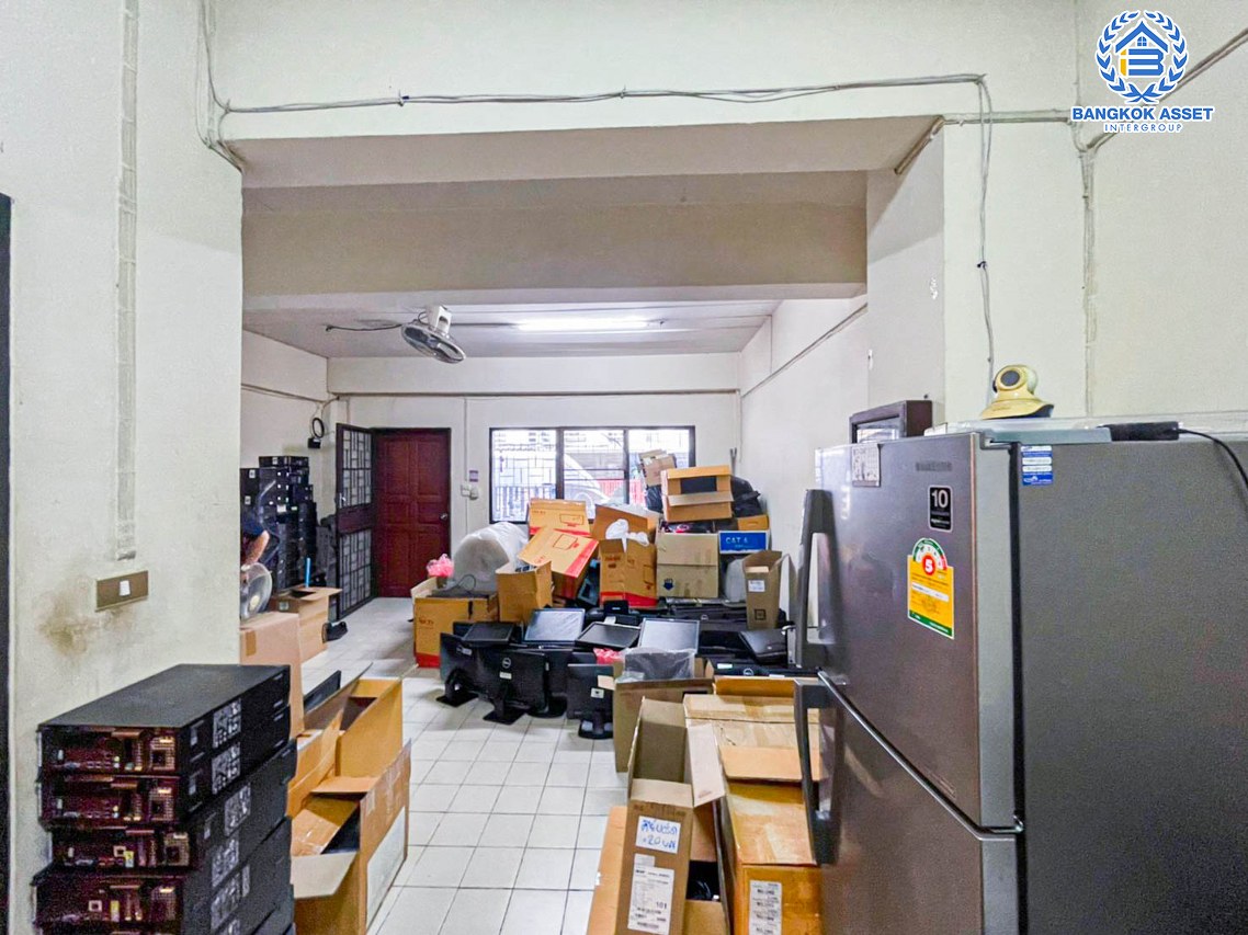 *****ทาวน์โฮมมือสองนนทบุรี หมู่บ้าน ซอยนนทบุรี 11/2 นนทบุรี เนื้อที่กว้าง 25 ตร.ว. ฟังก์ชัน 4 ห้องนอน 3 ห้องน้ำ 2 ที่จอดรถ สามารถทำเป็น office หรือจะเป็นที่อยู่อาศัยก็ได้ บนทำเลศักยภาพ เพียง 650 เมตรก็ถึงรถไฟฟ้าสายสีม่วง "สถานีสะพานพระนั่งเกล้า" และใกล้จุดขึ้นทางด่วน "งามวงศ์วาน"