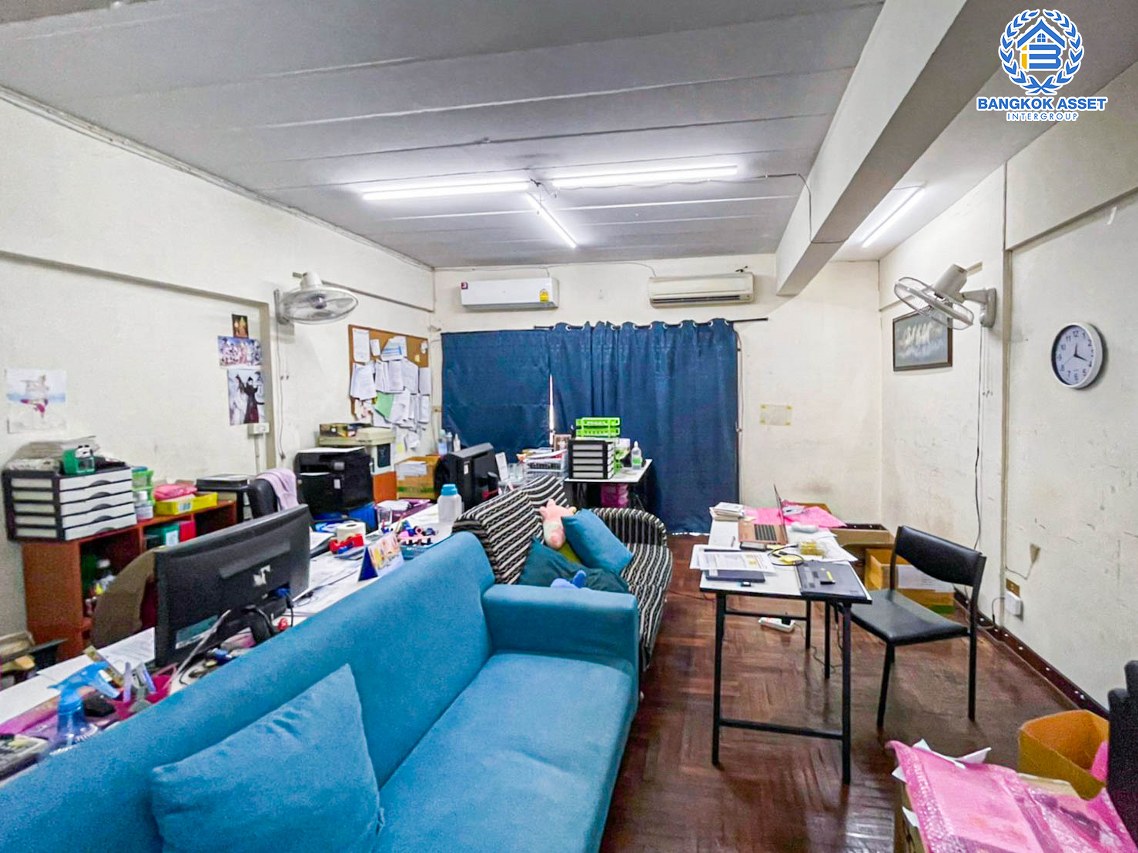 *****ทาวน์โฮมมือสองนนทบุรี หมู่บ้าน ซอยนนทบุรี 11/2 นนทบุรี เนื้อที่กว้าง 25 ตร.ว. ฟังก์ชัน 4 ห้องนอน 3 ห้องน้ำ 2 ที่จอดรถ สามารถทำเป็น office หรือจะเป็นที่อยู่อาศัยก็ได้ บนทำเลศักยภาพ เพียง 650 เมตรก็ถึงรถไฟฟ้าสายสีม่วง "สถานีสะพานพระนั่งเกล้า" และใกล้จุดขึ้นทางด่วน "งามวงศ์วาน"