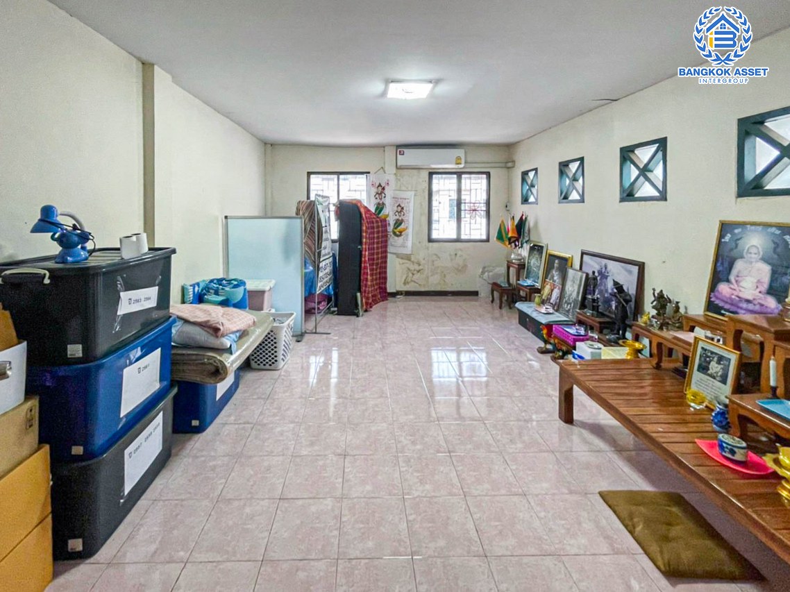 *****ทาวน์โฮมมือสองนนทบุรี หมู่บ้าน ซอยนนทบุรี 11/2 นนทบุรี เนื้อที่กว้าง 25 ตร.ว. ฟังก์ชัน 4 ห้องนอน 3 ห้องน้ำ 2 ที่จอดรถ สามารถทำเป็น office หรือจะเป็นที่อยู่อาศัยก็ได้ บนทำเลศักยภาพ เพียง 650 เมตรก็ถึงรถไฟฟ้าสายสีม่วง "สถานีสะพานพระนั่งเกล้า" และใกล้จุดขึ้นทางด่วน "งามวงศ์วาน"