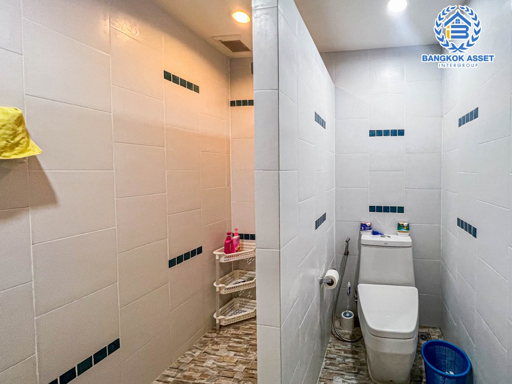 ทาวน์เฮ้าส์มือสอง โครงการ ลุมพินี ทาวน์วิลล์ ราชพฤกษ์-นครอินทร์ เนื้อที่ 30.50 ตร.ว. ฟังก์ชัน 6 ห้องนอน 4 ห้องน้ำ ทาวน์เฮ้าส์สองหลังติดกัน บนทำเลโซนเมือง เชื่อมต่อถนนราชพฤกษ์ ถนนนครอินทร์ ถนนสิรินธร ใกล้รถไฟฟ้าสายสีม่วง "สถานีกระทรวงสาธารณสุข" และจุดขึ้นใกล้ขึ้นทางด่วน "ศรีรัช"