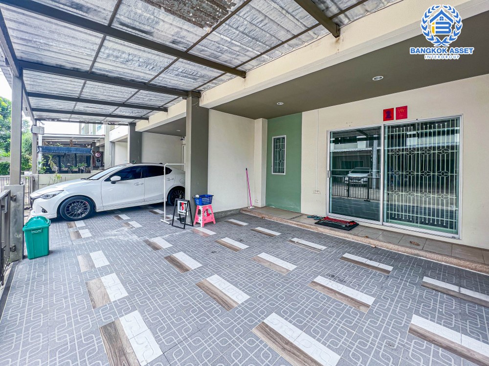 ทาวน์เฮ้าส์มือสอง โครงการ ลุมพินี ทาวน์วิลล์ ราชพฤกษ์-นครอินทร์ เนื้อที่ 30.50 ตร.ว. ฟังก์ชัน 6 ห้องนอน 4 ห้องน้ำ ทาวน์เฮ้าส์สองหลังติดกัน บนทำเลโซนเมือง เชื่อมต่อถนนราชพฤกษ์ ถนนนครอินทร์ ถนนสิรินธร ใกล้รถไฟฟ้าสายสีม่วง "สถานีกระทรวงสาธารณสุข" และจุดขึ้นใกล้ขึ้นทางด่วน "ศรีรัช"