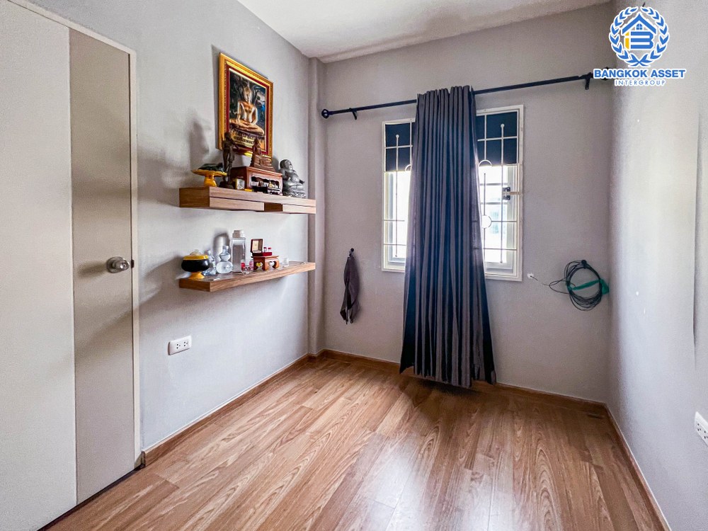 ทาวน์เฮ้าส์มือสอง โครงการ ลุมพินี ทาวน์วิลล์ ราชพฤกษ์-นครอินทร์ เนื้อที่ 30.50 ตร.ว. ฟังก์ชัน 6 ห้องนอน 4 ห้องน้ำ ทาวน์เฮ้าส์สองหลังติดกัน บนทำเลโซนเมือง เชื่อมต่อถนนราชพฤกษ์ ถนนนครอินทร์ ถนนสิรินธร ใกล้รถไฟฟ้าสายสีม่วง "สถานีกระทรวงสาธารณสุข" และจุดขึ้นใกล้ขึ้นทางด่วน "ศรีรัช"