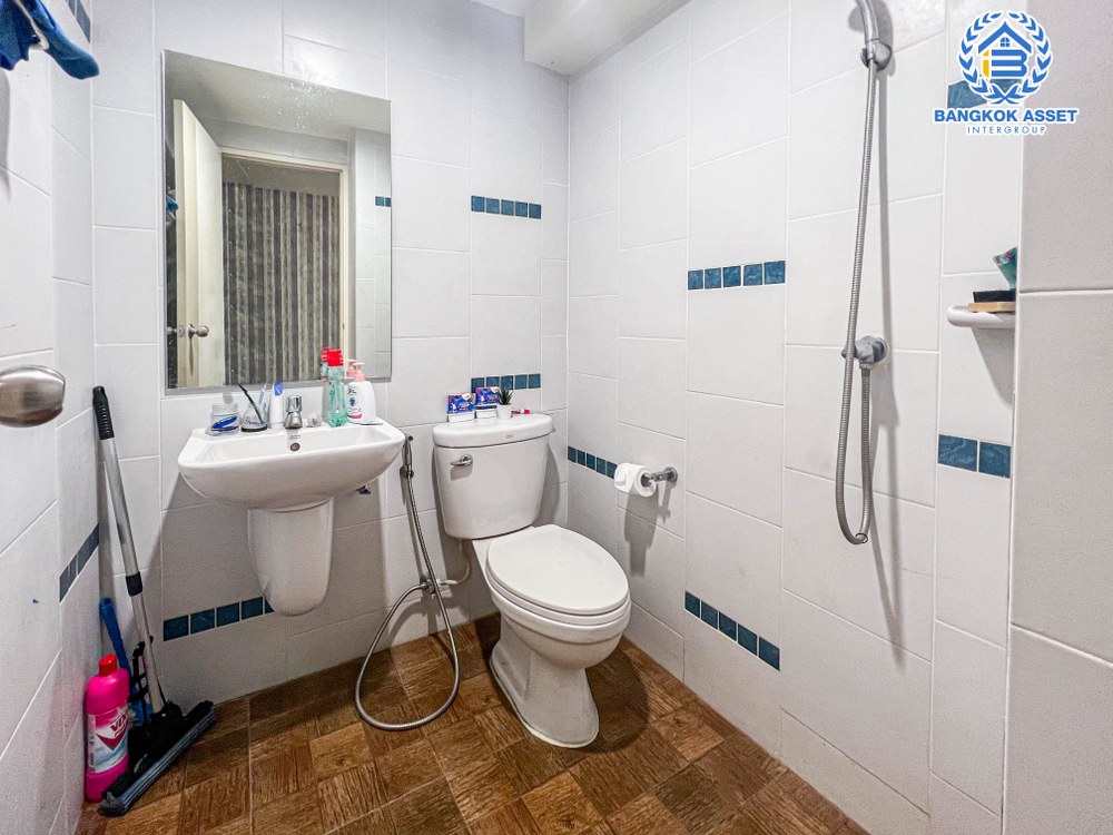 ทาวน์เฮ้าส์มือสอง โครงการ ลุมพินี ทาวน์วิลล์ ราชพฤกษ์-นครอินทร์ เนื้อที่ 30.50 ตร.ว. ฟังก์ชัน 6 ห้องนอน 4 ห้องน้ำ ทาวน์เฮ้าส์สองหลังติดกัน บนทำเลโซนเมือง เชื่อมต่อถนนราชพฤกษ์ ถนนนครอินทร์ ถนนสิรินธร ใกล้รถไฟฟ้าสายสีม่วง "สถานีกระทรวงสาธารณสุข" และจุดขึ้นใกล้ขึ้นทางด่วน "ศรีรัช"