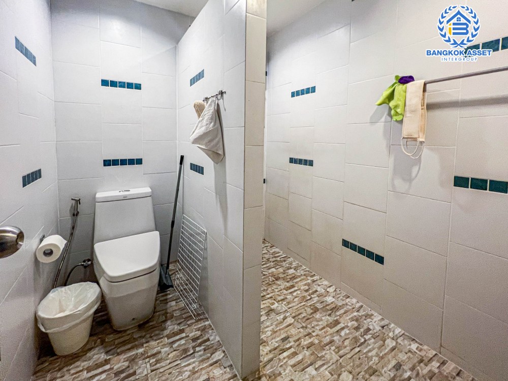 ทาวน์เฮ้าส์มือสอง โครงการ ลุมพินี ทาวน์วิลล์ ราชพฤกษ์-นครอินทร์ เนื้อที่ 30.50 ตร.ว. ฟังก์ชัน 6 ห้องนอน 4 ห้องน้ำ ทาวน์เฮ้าส์สองหลังติดกัน บนทำเลโซนเมือง เชื่อมต่อถนนราชพฤกษ์ ถนนนครอินทร์ ถนนสิรินธร ใกล้รถไฟฟ้าสายสีม่วง "สถานีกระทรวงสาธารณสุข" และจุดขึ้นใกล้ขึ้นทางด่วน "ศรีรัช"