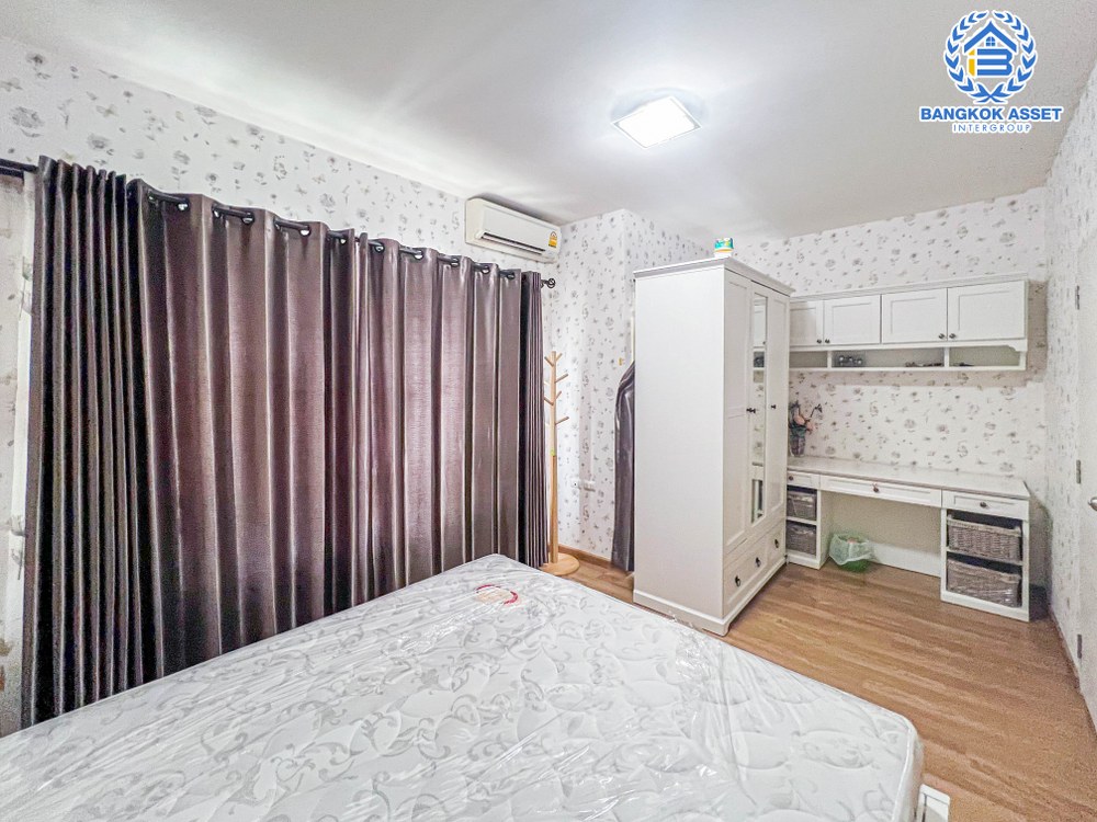 ทาวน์เฮ้าส์มือสอง โครงการ ลุมพินี ทาวน์วิลล์ ราชพฤกษ์-นครอินทร์ เนื้อที่ 30.50 ตร.ว. ฟังก์ชัน 6 ห้องนอน 4 ห้องน้ำ ทาวน์เฮ้าส์สองหลังติดกัน บนทำเลโซนเมือง เชื่อมต่อถนนราชพฤกษ์ ถนนนครอินทร์ ถนนสิรินธร ใกล้รถไฟฟ้าสายสีม่วง "สถานีกระทรวงสาธารณสุข" และจุดขึ้นใกล้ขึ้นทางด่วน "ศรีรัช"