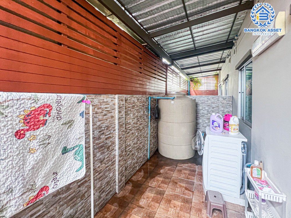 ทาวน์เฮ้าส์มือสอง โครงการ ลุมพินี ทาวน์วิลล์ ราชพฤกษ์-นครอินทร์ เนื้อที่ 30.50 ตร.ว. ฟังก์ชัน 6 ห้องนอน 4 ห้องน้ำ ทาวน์เฮ้าส์สองหลังติดกัน บนทำเลโซนเมือง เชื่อมต่อถนนราชพฤกษ์ ถนนนครอินทร์ ถนนสิรินธร ใกล้รถไฟฟ้าสายสีม่วง "สถานีกระทรวงสาธารณสุข" และจุดขึ้นใกล้ขึ้นทางด่วน "ศรีรัช"