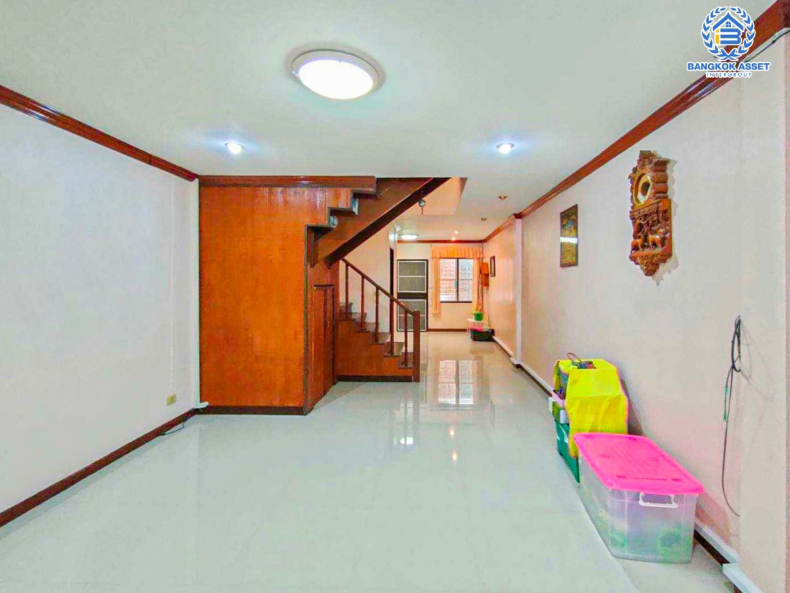 *****ทาวน์เฮ้าส์มือสองนนทบุรี โครงการ นิวเวิลด์วิลล์ บางบัวทอง-สุพรรณบุรี เนื้อที่ 18.5 ตร.ว. ฟังก์ชัน 2 ห้องนอน 2 ห้องน้ำ บ้านพร้อมอยู่ ต่อเติมเพิ่มพื้นที่ครบ แถมฟรี! 2 เครื่องปรับอากาศ บนทำเลเดินทางสะดวก หน้าโครงการติด ถนนบางบัวทอง-สุพรรณบุรี เชื่อมต่อ ถนนกาญจนาภิเษก, ถนนสะพานนนทบุรี-บางบัวทอง