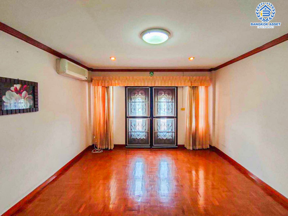 *****ทาวน์เฮ้าส์มือสองนนทบุรี โครงการ นิวเวิลด์วิลล์ บางบัวทอง-สุพรรณบุรี เนื้อที่ 18.5 ตร.ว. ฟังก์ชัน 2 ห้องนอน 2 ห้องน้ำ บ้านพร้อมอยู่ ต่อเติมเพิ่มพื้นที่ครบ แถมฟรี! 2 เครื่องปรับอากาศ บนทำเลเดินทางสะดวก หน้าโครงการติด ถนนบางบัวทอง-สุพรรณบุรี เชื่อมต่อ ถนนกาญจนาภิเษก, ถนนสะพานนนทบุรี-บางบัวทอง