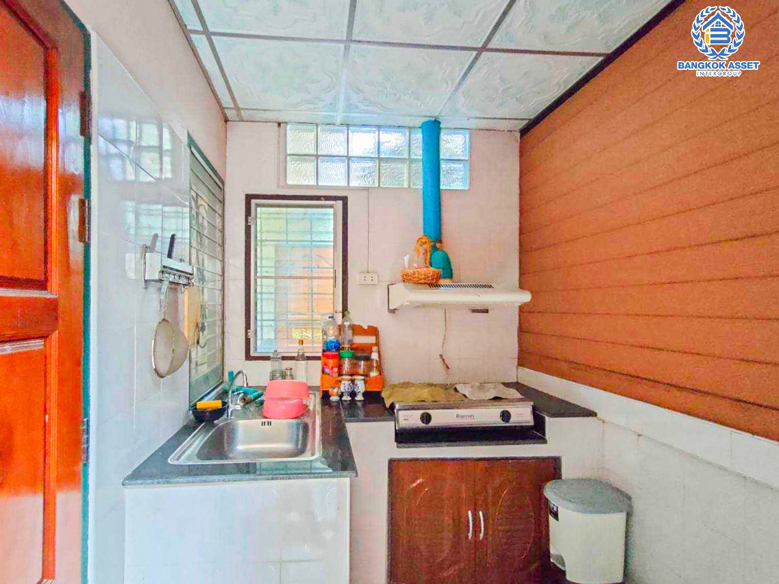 *****ทาวน์เฮ้าส์มือสองนนทบุรี โครงการ นิวเวิลด์วิลล์ บางบัวทอง-สุพรรณบุรี เนื้อที่ 18.5 ตร.ว. ฟังก์ชัน 2 ห้องนอน 2 ห้องน้ำ บ้านพร้อมอยู่ ต่อเติมเพิ่มพื้นที่ครบ แถมฟรี! 2 เครื่องปรับอากาศ บนทำเลเดินทางสะดวก หน้าโครงการติด ถนนบางบัวทอง-สุพรรณบุรี เชื่อมต่อ ถนนกาญจนาภิเษก, ถนนสะพานนนทบุรี-บางบัวทอง