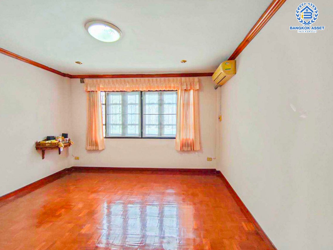 *****ทาวน์เฮ้าส์มือสองนนทบุรี โครงการ นิวเวิลด์วิลล์ บางบัวทอง-สุพรรณบุรี เนื้อที่ 18.5 ตร.ว. ฟังก์ชัน 2 ห้องนอน 2 ห้องน้ำ บ้านพร้อมอยู่ ต่อเติมเพิ่มพื้นที่ครบ แถมฟรี! 2 เครื่องปรับอากาศ บนทำเลเดินทางสะดวก หน้าโครงการติด ถนนบางบัวทอง-สุพรรณบุรี เชื่อมต่อ ถนนกาญจนาภิเษก, ถนนสะพานนนทบุรี-บางบัวทอง