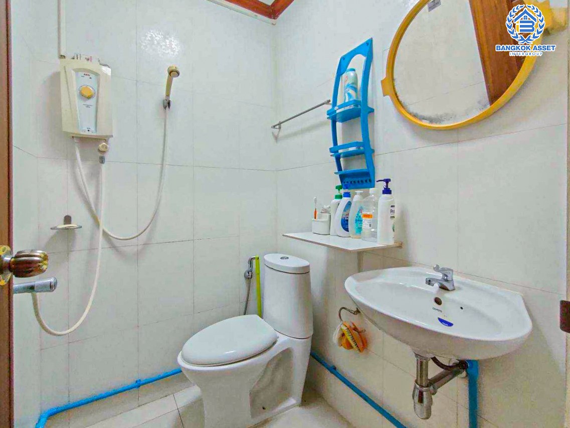 *****ทาวน์เฮ้าส์มือสองนนทบุรี โครงการ นิวเวิลด์วิลล์ บางบัวทอง-สุพรรณบุรี เนื้อที่ 18.5 ตร.ว. ฟังก์ชัน 2 ห้องนอน 2 ห้องน้ำ บ้านพร้อมอยู่ ต่อเติมเพิ่มพื้นที่ครบ แถมฟรี! 2 เครื่องปรับอากาศ บนทำเลเดินทางสะดวก หน้าโครงการติด ถนนบางบัวทอง-สุพรรณบุรี เชื่อมต่อ ถนนกาญจนาภิเษก, ถนนสะพานนนทบุรี-บางบัวทอง