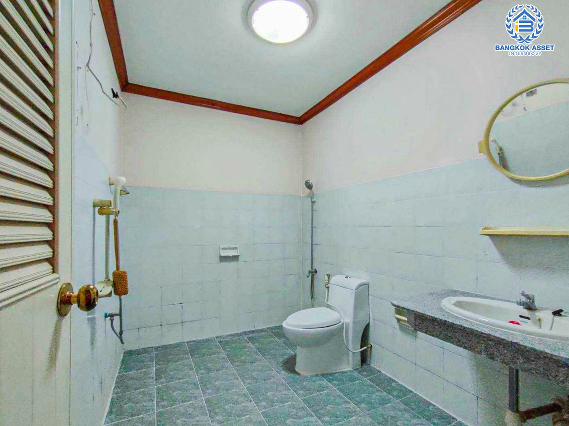 *****ทาวน์เฮ้าส์มือสองนนทบุรี โครงการ นิวเวิลด์วิลล์ บางบัวทอง-สุพรรณบุรี เนื้อที่ 18.5 ตร.ว. ฟังก์ชัน 2 ห้องนอน 2 ห้องน้ำ บ้านพร้อมอยู่ ต่อเติมเพิ่มพื้นที่ครบ แถมฟรี! 2 เครื่องปรับอากาศ บนทำเลเดินทางสะดวก หน้าโครงการติด ถนนบางบัวทอง-สุพรรณบุรี เชื่อมต่อ ถนนกาญจนาภิเษก, ถนนสะพานนนทบุรี-บางบัวทอง