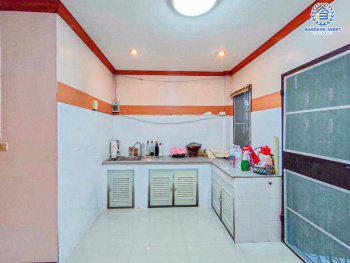 *****ทาวน์เฮ้าส์มือสองนนทบุรี โครงการ นิวเวิลด์วิลล์ บางบัวทอง-สุพรรณบุรี เนื้อที่ 18.5 ตร.ว. ฟังก์ชัน 2 ห้องนอน 2 ห้องน้ำ บ้านพร้อมอยู่ ต่อเติมเพิ่มพื้นที่ครบ แถมฟรี! 2 เครื่องปรับอากาศ บนทำเลเดินทางสะดวก หน้าโครงการติด ถนนบางบัวทอง-สุพรรณบุรี เชื่อมต่อ ถนนกาญจนาภิเษก, ถนนสะพานนนทบุรี-บางบัวทอง