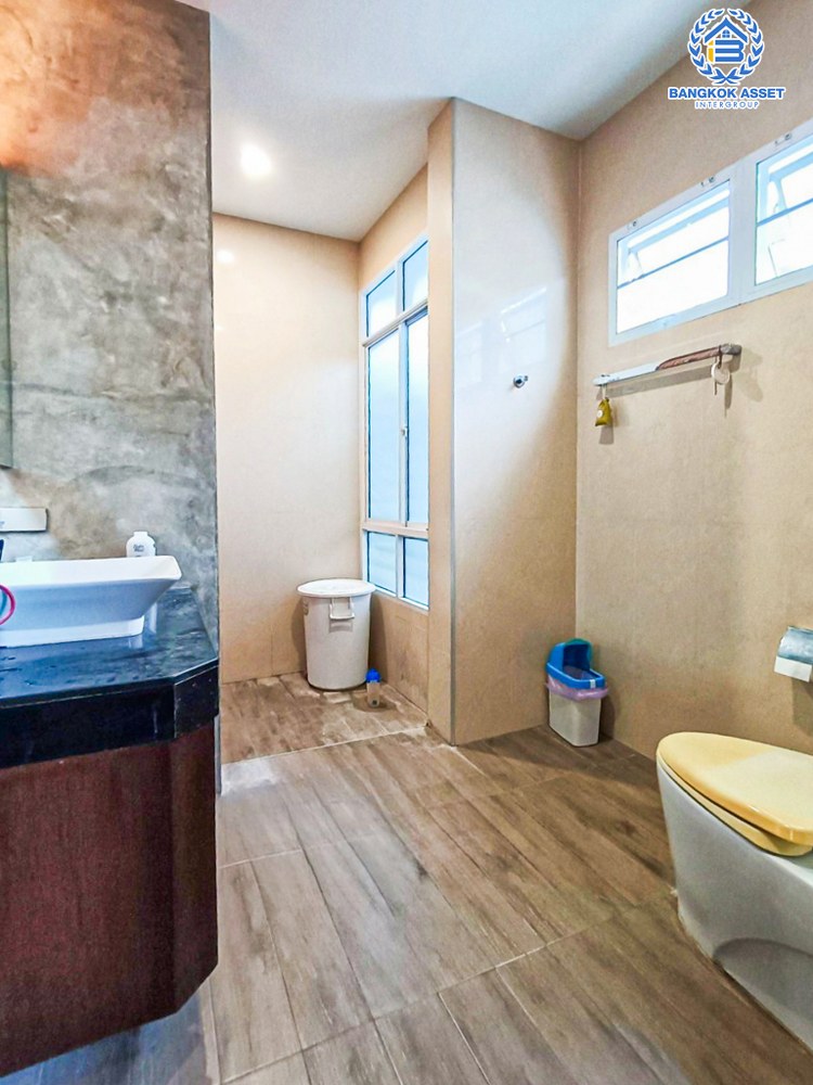 *****บ้านเดี่ยวมือสอง โครงการ รัตนาวดี รีเจ้นท์ พุทธมณฑลสาย3 เนื้อที่กว้างกว่า 150.30 ตร.ว. ฟังก์ชัน 5 ห้องนอน 4 ห้องน้ำ 2 ที่จอดรถ ภายในสภาพเหมือนใหม่ พื้นที่รอบบ้านกว้างขวาง บนทำเลดี เชื่อมต่อถนนพุทธมณฑลสาย3 ถนนจรัญสนิทวงศ์ ใกล้รถไฟฟ้าสายสีน้ำเงิน "สถานีหลักสอง" และจุดขึ้นทางด่วน "ศรีรัช"