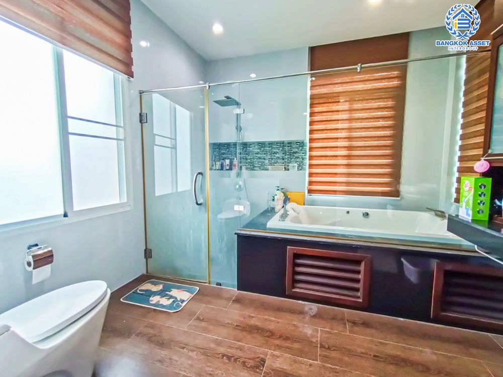 *****บ้านเดี่ยวมือสอง โครงการ รัตนาวดี รีเจ้นท์ พุทธมณฑลสาย3 เนื้อที่กว้างกว่า 150.30 ตร.ว. ฟังก์ชัน 5 ห้องนอน 4 ห้องน้ำ 2 ที่จอดรถ ภายในสภาพเหมือนใหม่ พื้นที่รอบบ้านกว้างขวาง บนทำเลดี เชื่อมต่อถนนพุทธมณฑลสาย3 ถนนจรัญสนิทวงศ์ ใกล้รถไฟฟ้าสายสีน้ำเงิน "สถานีหลักสอง" และจุดขึ้นทางด่วน "ศรีรัช"