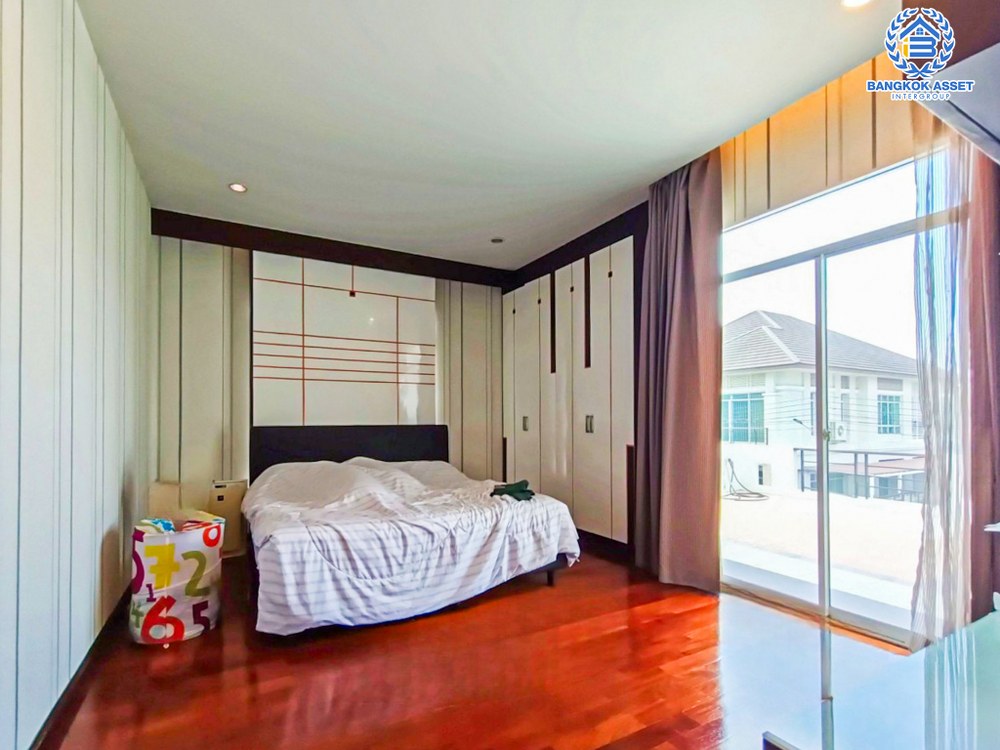 *****บ้านเดี่ยวมือสอง โครงการ รัตนาวดี รีเจ้นท์ พุทธมณฑลสาย3 เนื้อที่กว้างกว่า 150.30 ตร.ว. ฟังก์ชัน 5 ห้องนอน 4 ห้องน้ำ 2 ที่จอดรถ ภายในสภาพเหมือนใหม่ พื้นที่รอบบ้านกว้างขวาง บนทำเลดี เชื่อมต่อถนนพุทธมณฑลสาย3 ถนนจรัญสนิทวงศ์ ใกล้รถไฟฟ้าสายสีน้ำเงิน "สถานีหลักสอง" และจุดขึ้นทางด่วน "ศรีรัช"