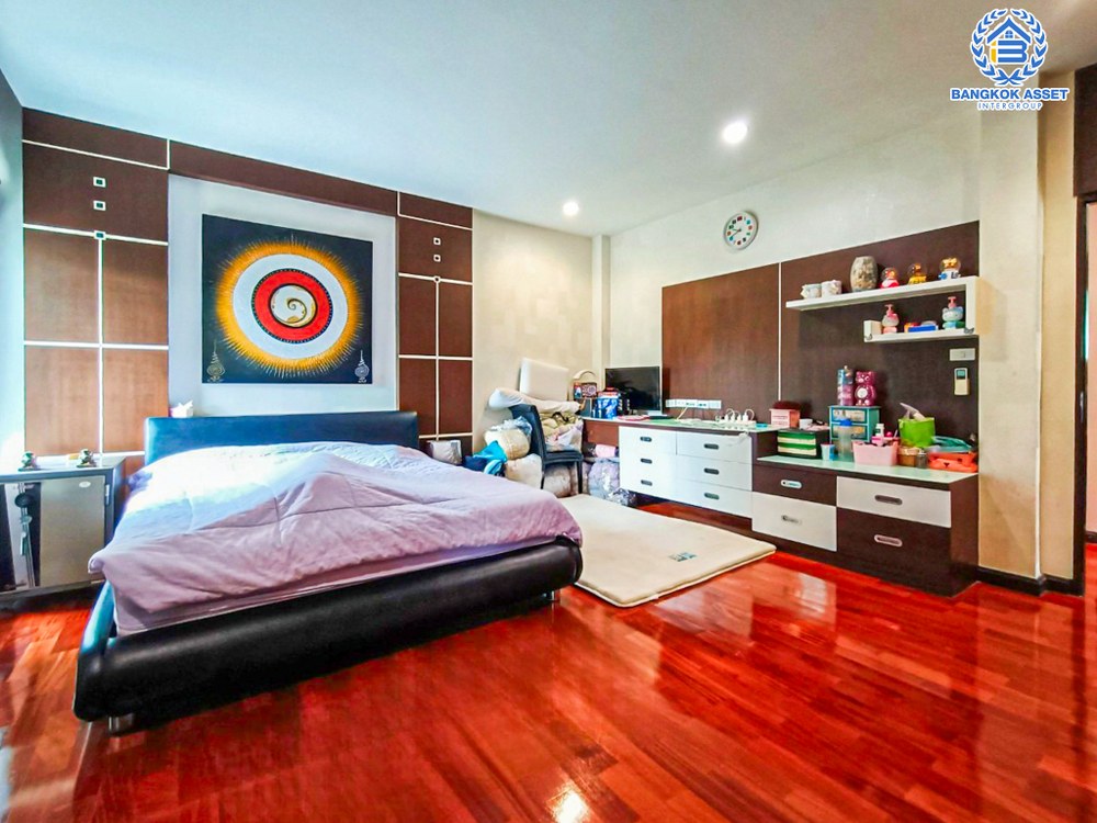 *****บ้านเดี่ยวมือสอง โครงการ รัตนาวดี รีเจ้นท์ พุทธมณฑลสาย3 เนื้อที่กว้างกว่า 150.30 ตร.ว. ฟังก์ชัน 5 ห้องนอน 4 ห้องน้ำ 2 ที่จอดรถ ภายในสภาพเหมือนใหม่ พื้นที่รอบบ้านกว้างขวาง บนทำเลดี เชื่อมต่อถนนพุทธมณฑลสาย3 ถนนจรัญสนิทวงศ์ ใกล้รถไฟฟ้าสายสีน้ำเงิน "สถานีหลักสอง" และจุดขึ้นทางด่วน "ศรีรัช"