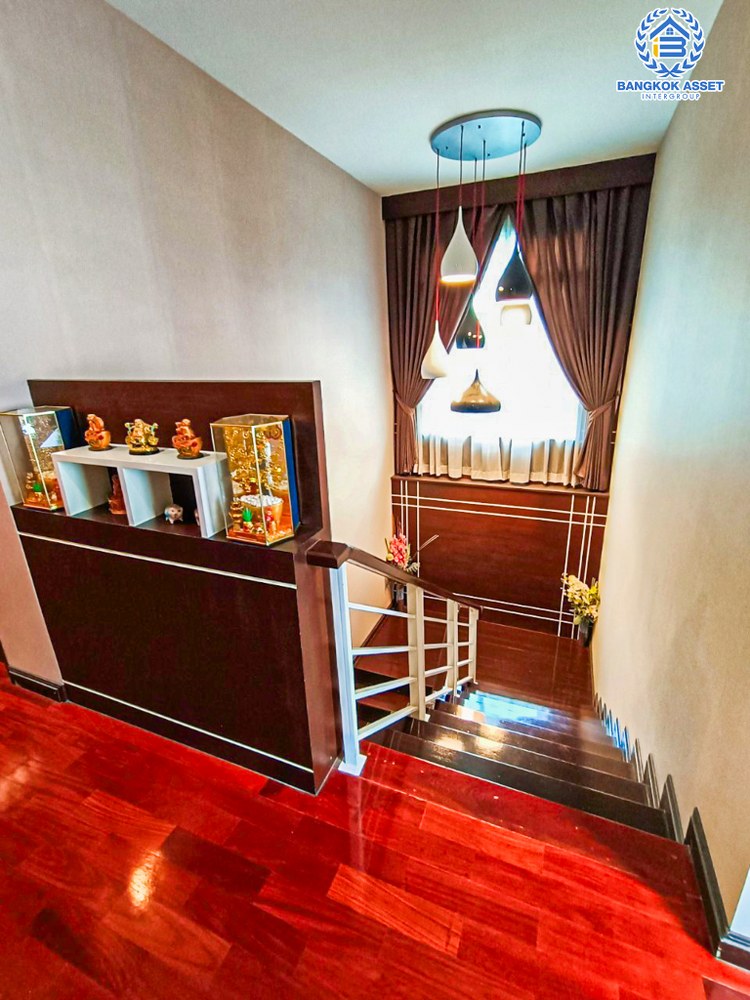 *****บ้านเดี่ยวมือสอง โครงการ รัตนาวดี รีเจ้นท์ พุทธมณฑลสาย3 เนื้อที่กว้างกว่า 150.30 ตร.ว. ฟังก์ชัน 5 ห้องนอน 4 ห้องน้ำ 2 ที่จอดรถ ภายในสภาพเหมือนใหม่ พื้นที่รอบบ้านกว้างขวาง บนทำเลดี เชื่อมต่อถนนพุทธมณฑลสาย3 ถนนจรัญสนิทวงศ์ ใกล้รถไฟฟ้าสายสีน้ำเงิน "สถานีหลักสอง" และจุดขึ้นทางด่วน "ศรีรัช"