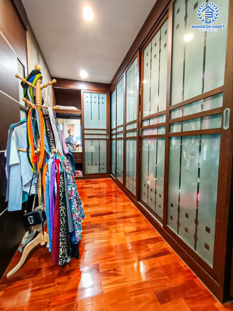 *****บ้านเดี่ยวมือสอง โครงการ รัตนาวดี รีเจ้นท์ พุทธมณฑลสาย3 เนื้อที่กว้างกว่า 150.30 ตร.ว. ฟังก์ชัน 5 ห้องนอน 4 ห้องน้ำ 2 ที่จอดรถ ภายในสภาพเหมือนใหม่ พื้นที่รอบบ้านกว้างขวาง บนทำเลดี เชื่อมต่อถนนพุทธมณฑลสาย3 ถนนจรัญสนิทวงศ์ ใกล้รถไฟฟ้าสายสีน้ำเงิน "สถานีหลักสอง" และจุดขึ้นทางด่วน "ศรีรัช"