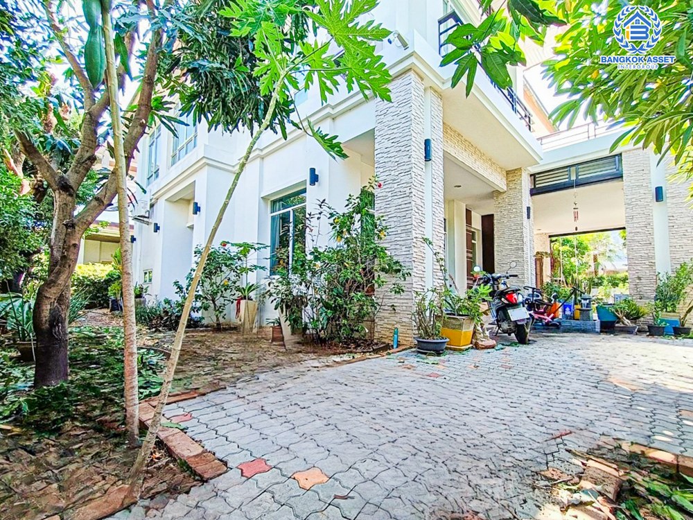 *****บ้านเดี่ยวมือสอง โครงการ รัตนาวดี รีเจ้นท์ พุทธมณฑลสาย3 เนื้อที่กว้างกว่า 150.30 ตร.ว. ฟังก์ชัน 5 ห้องนอน 4 ห้องน้ำ 2 ที่จอดรถ ภายในสภาพเหมือนใหม่ พื้นที่รอบบ้านกว้างขวาง บนทำเลดี เชื่อมต่อถนนพุทธมณฑลสาย3 ถนนจรัญสนิทวงศ์ ใกล้รถไฟฟ้าสายสีน้ำเงิน "สถานีหลักสอง" และจุดขึ้นทางด่วน "ศรีรัช"