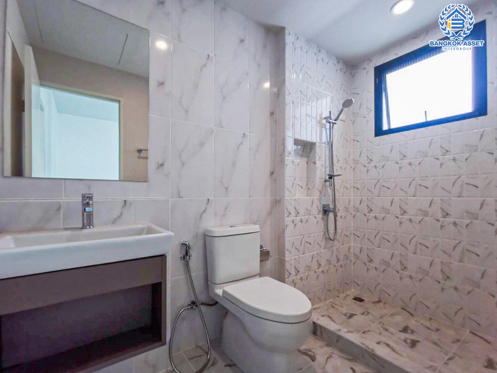 ทาวน์โฮมมือสอง โครงการ บ้านกลางเมือง พหลฯ-รามอินทรา เนื้อที่ 17 ตร.ว. ฟังก์ชัน 3 ห้องนอน 3 ห้องน้ำ 2 ที่จอดรถ ราคาถูกที่สุดในโครงการ บนทำเลเดินทางสะดวก เชื่อมต่อถนนเทพรักษ์ ถนนพหลโยธิน ถนนสุขาภิบาล 5 ใกล้รถไฟฟ้าสายสีเขียว "สถานีสายหยุด" และจุดขึ้นทางด่วน "รามอินทรา-อาจณรงค์"