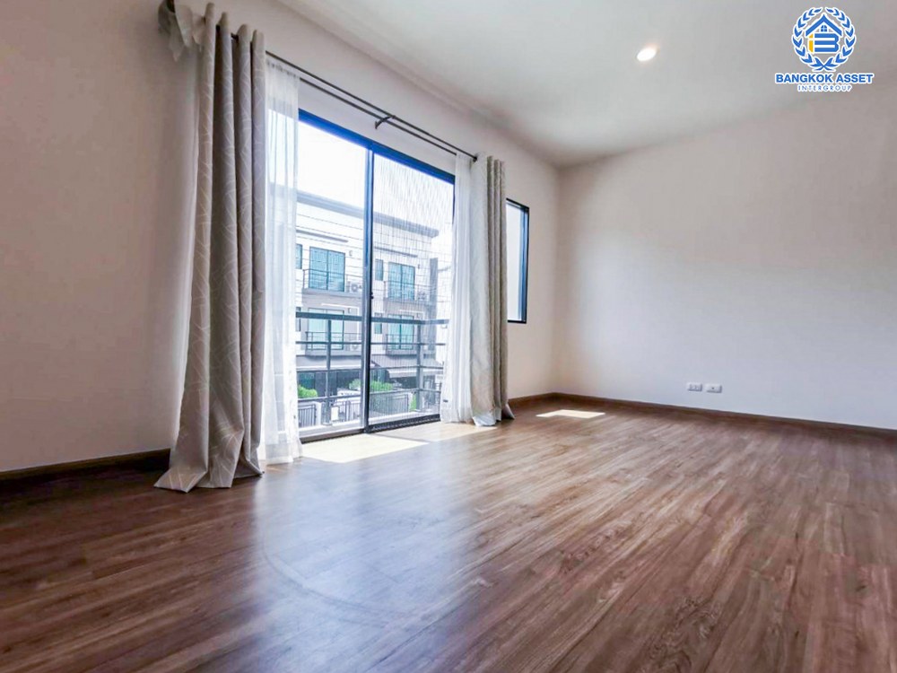 ทาวน์โฮมมือสอง โครงการ บ้านกลางเมือง พหลฯ-รามอินทรา เนื้อที่ 17 ตร.ว. ฟังก์ชัน 3 ห้องนอน 3 ห้องน้ำ 2 ที่จอดรถ ราคาถูกที่สุดในโครงการ บนทำเลเดินทางสะดวก เชื่อมต่อถนนเทพรักษ์ ถนนพหลโยธิน ถนนสุขาภิบาล 5 ใกล้รถไฟฟ้าสายสีเขียว "สถานีสายหยุด" และจุดขึ้นทางด่วน "รามอินทรา-อาจณรงค์"