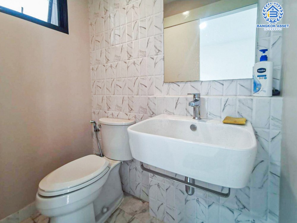 ทาวน์โฮมมือสอง โครงการ บ้านกลางเมือง พหลฯ-รามอินทรา เนื้อที่ 17 ตร.ว. ฟังก์ชัน 3 ห้องนอน 3 ห้องน้ำ 2 ที่จอดรถ ราคาถูกที่สุดในโครงการ บนทำเลเดินทางสะดวก เชื่อมต่อถนนเทพรักษ์ ถนนพหลโยธิน ถนนสุขาภิบาล 5 ใกล้รถไฟฟ้าสายสีเขียว "สถานีสายหยุด" และจุดขึ้นทางด่วน "รามอินทรา-อาจณรงค์"