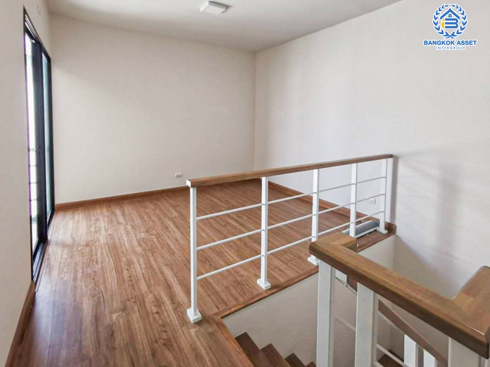 ทาวน์โฮมมือสอง โครงการ บ้านกลางเมือง พหลฯ-รามอินทรา เนื้อที่ 17 ตร.ว. ฟังก์ชัน 3 ห้องนอน 3 ห้องน้ำ 2 ที่จอดรถ ราคาถูกที่สุดในโครงการ บนทำเลเดินทางสะดวก เชื่อมต่อถนนเทพรักษ์ ถนนพหลโยธิน ถนนสุขาภิบาล 5 ใกล้รถไฟฟ้าสายสีเขียว "สถานีสายหยุด" และจุดขึ้นทางด่วน "รามอินทรา-อาจณรงค์"