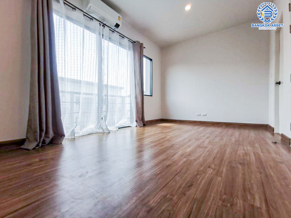 ทาวน์โฮมมือสอง โครงการ บ้านกลางเมือง พหลฯ-รามอินทรา เนื้อที่ 17 ตร.ว. ฟังก์ชัน 3 ห้องนอน 3 ห้องน้ำ 2 ที่จอดรถ ราคาถูกที่สุดในโครงการ บนทำเลเดินทางสะดวก เชื่อมต่อถนนเทพรักษ์ ถนนพหลโยธิน ถนนสุขาภิบาล 5 ใกล้รถไฟฟ้าสายสีเขียว "สถานีสายหยุด" และจุดขึ้นทางด่วน "รามอินทรา-อาจณรงค์"