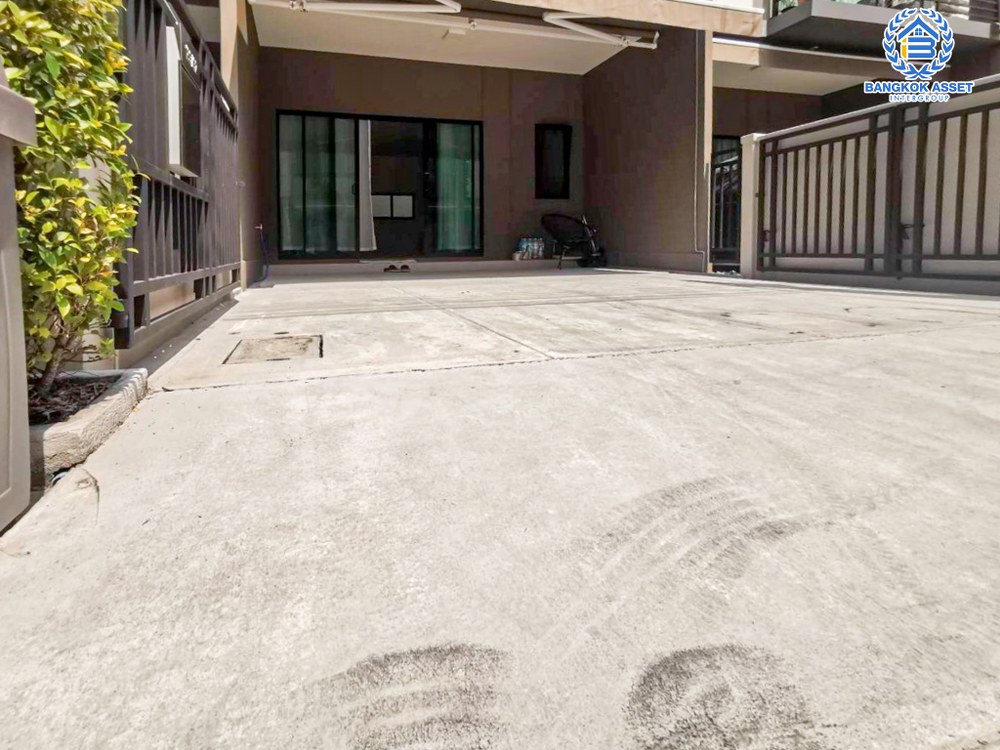 ทาวน์โฮมมือสอง โครงการ บ้านกลางเมือง พหลฯ-รามอินทรา เนื้อที่ 17 ตร.ว. ฟังก์ชัน 3 ห้องนอน 3 ห้องน้ำ 2 ที่จอดรถ ราคาถูกที่สุดในโครงการ บนทำเลเดินทางสะดวก เชื่อมต่อถนนเทพรักษ์ ถนนพหลโยธิน ถนนสุขาภิบาล 5 ใกล้รถไฟฟ้าสายสีเขียว "สถานีสายหยุด" และจุดขึ้นทางด่วน "รามอินทรา-อาจณรงค์"