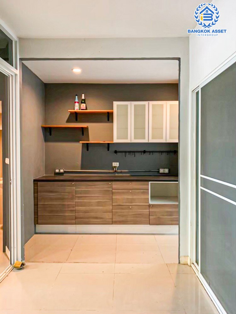 *****ทาวน์โฮมมือสอง โครงการ เดอะ โมเมนท์ รามอินทรา เนื้อที่ 23.50 ตร.ว. ฟังก์ชัน 3 ห้องนอน 4 ห้องน้ำ 2 ที่จอดรถ บ้านสไตล์โมเดิร์น บนทำเลเดินทางสะดวกสบาย เชื่อมต่อถนนรามอินทรา ถนนพหลโยธิน ใกล้รถไฟฟ้าสายสีชมพู และจุดขึ้นทางด่วน "รามอินทรา"