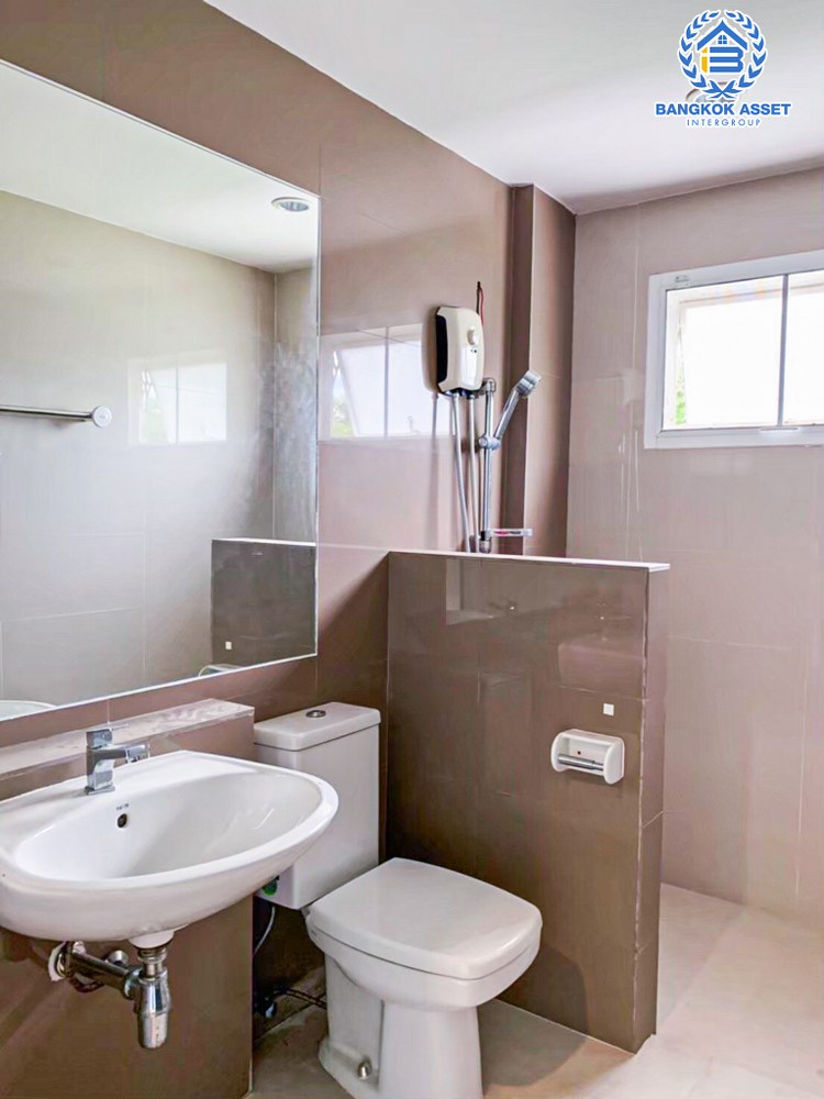 *****ทาวน์โฮมมือสอง โครงการ เดอะ โมเมนท์ รามอินทรา เนื้อที่ 23.50 ตร.ว. ฟังก์ชัน 3 ห้องนอน 4 ห้องน้ำ 2 ที่จอดรถ บ้านสไตล์โมเดิร์น บนทำเลเดินทางสะดวกสบาย เชื่อมต่อถนนรามอินทรา ถนนพหลโยธิน ใกล้รถไฟฟ้าสายสีชมพู และจุดขึ้นทางด่วน "รามอินทรา"