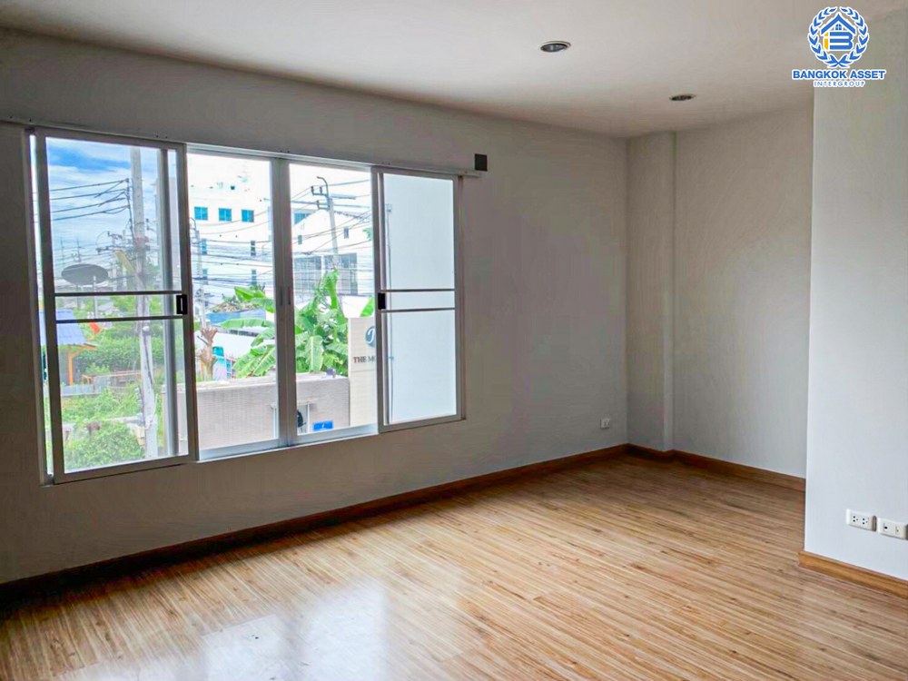 *****ทาวน์โฮมมือสอง โครงการ เดอะ โมเมนท์ รามอินทรา เนื้อที่ 23.50 ตร.ว. ฟังก์ชัน 3 ห้องนอน 4 ห้องน้ำ 2 ที่จอดรถ บ้านสไตล์โมเดิร์น บนทำเลเดินทางสะดวกสบาย เชื่อมต่อถนนรามอินทรา ถนนพหลโยธิน ใกล้รถไฟฟ้าสายสีชมพู และจุดขึ้นทางด่วน "รามอินทรา"