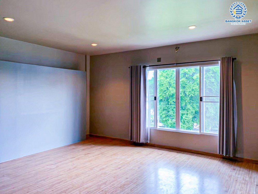 *****ทาวน์โฮมมือสอง โครงการ เดอะ โมเมนท์ รามอินทรา เนื้อที่ 23.50 ตร.ว. ฟังก์ชัน 3 ห้องนอน 4 ห้องน้ำ 2 ที่จอดรถ บ้านสไตล์โมเดิร์น บนทำเลเดินทางสะดวกสบาย เชื่อมต่อถนนรามอินทรา ถนนพหลโยธิน ใกล้รถไฟฟ้าสายสีชมพู และจุดขึ้นทางด่วน "รามอินทรา"