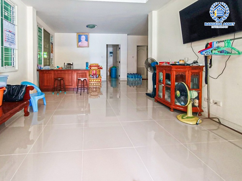 บ้านเดี่ยวมือสอง โครงการ อาภากร3 พุทธมณฑลสาย4 เนื้อที่ 74 ตร.ว. ฟังก์ชัน 5 ห้องนอน 4 ห้องน้ำ 2 ที่จอดรถ ภายในสภาพสวยสไตล์โมเดิร์น บนทำเลเดินทางสะดวก เชื่อมต่อถนนพุทธมณฑลสาย4 ถนนศาลายา-บางภาษี, ถนนศาลายา-จงถนอม จุดขึ้นทางด่วน "ศรีรัช"