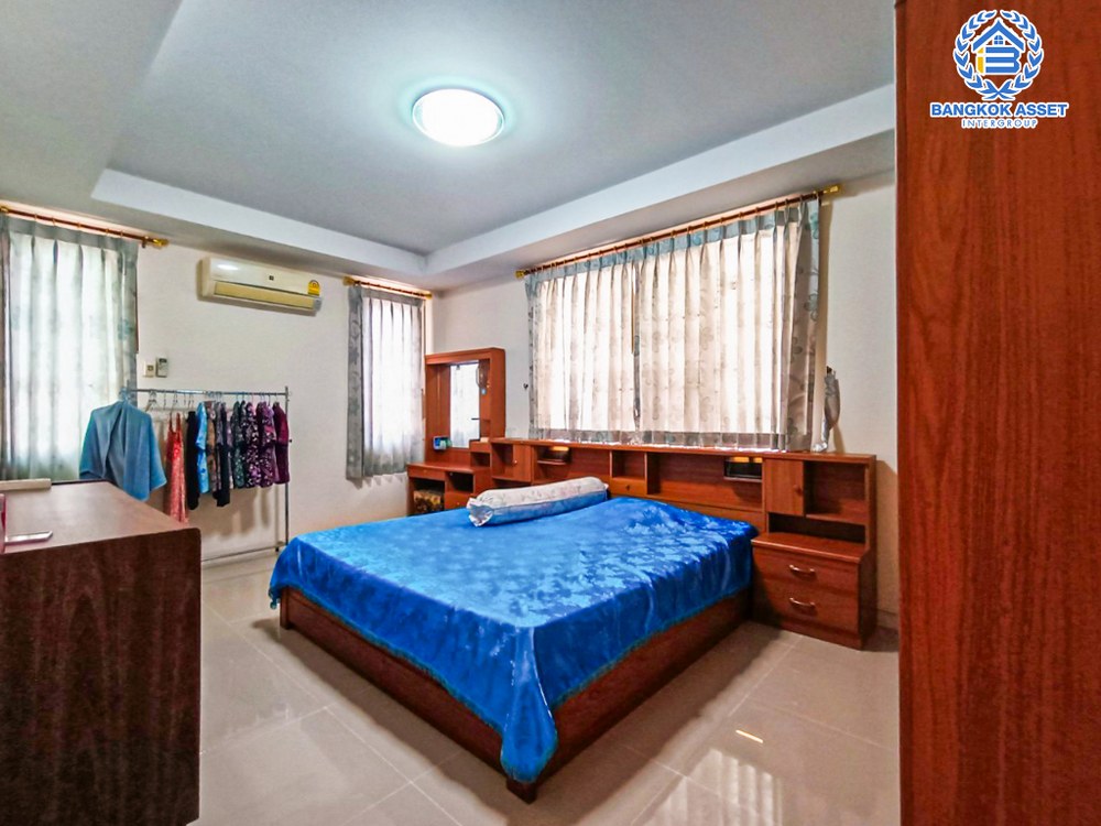 บ้านเดี่ยวมือสอง โครงการ อาภากร3 พุทธมณฑลสาย4 เนื้อที่ 74 ตร.ว. ฟังก์ชัน 5 ห้องนอน 4 ห้องน้ำ 2 ที่จอดรถ ภายในสภาพสวยสไตล์โมเดิร์น บนทำเลเดินทางสะดวก เชื่อมต่อถนนพุทธมณฑลสาย4 ถนนศาลายา-บางภาษี, ถนนศาลายา-จงถนอม จุดขึ้นทางด่วน "ศรีรัช"