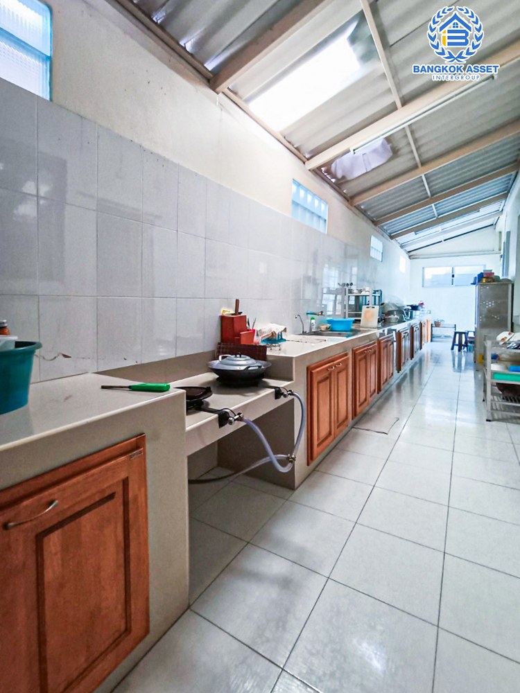 บ้านเดี่ยวมือสอง โครงการ อาภากร3 พุทธมณฑลสาย4 เนื้อที่ 74 ตร.ว. ฟังก์ชัน 5 ห้องนอน 4 ห้องน้ำ 2 ที่จอดรถ ภายในสภาพสวยสไตล์โมเดิร์น บนทำเลเดินทางสะดวก เชื่อมต่อถนนพุทธมณฑลสาย4 ถนนศาลายา-บางภาษี, ถนนศาลายา-จงถนอม จุดขึ้นทางด่วน "ศรีรัช"