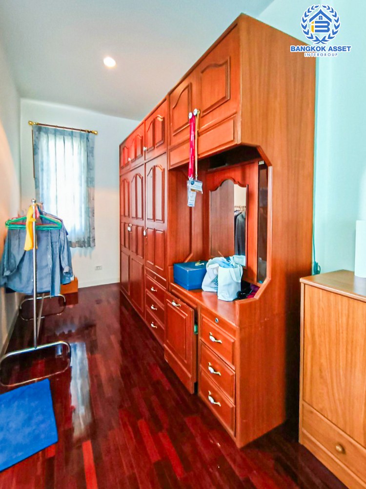 บ้านเดี่ยวมือสอง โครงการ อาภากร3 พุทธมณฑลสาย4 เนื้อที่ 74 ตร.ว. ฟังก์ชัน 5 ห้องนอน 4 ห้องน้ำ 2 ที่จอดรถ ภายในสภาพสวยสไตล์โมเดิร์น บนทำเลเดินทางสะดวก เชื่อมต่อถนนพุทธมณฑลสาย4 ถนนศาลายา-บางภาษี, ถนนศาลายา-จงถนอม จุดขึ้นทางด่วน "ศรีรัช"