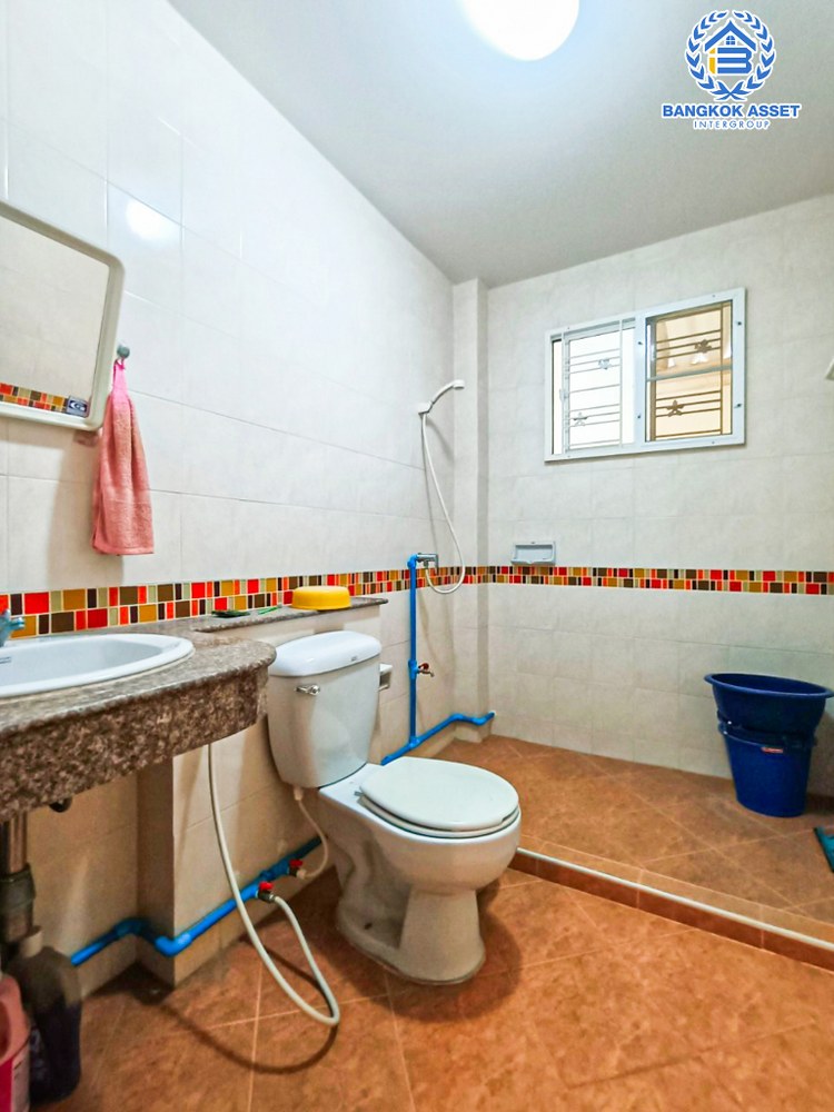 บ้านเดี่ยวมือสอง โครงการ อาภากร3 พุทธมณฑลสาย4 เนื้อที่ 74 ตร.ว. ฟังก์ชัน 5 ห้องนอน 4 ห้องน้ำ 2 ที่จอดรถ ภายในสภาพสวยสไตล์โมเดิร์น บนทำเลเดินทางสะดวก เชื่อมต่อถนนพุทธมณฑลสาย4 ถนนศาลายา-บางภาษี, ถนนศาลายา-จงถนอม จุดขึ้นทางด่วน "ศรีรัช"