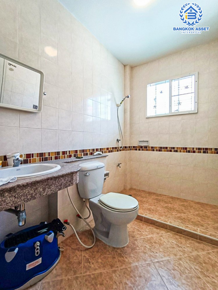 บ้านเดี่ยวมือสอง โครงการ อาภากร3 พุทธมณฑลสาย4 เนื้อที่ 74 ตร.ว. ฟังก์ชัน 5 ห้องนอน 4 ห้องน้ำ 2 ที่จอดรถ ภายในสภาพสวยสไตล์โมเดิร์น บนทำเลเดินทางสะดวก เชื่อมต่อถนนพุทธมณฑลสาย4 ถนนศาลายา-บางภาษี, ถนนศาลายา-จงถนอม จุดขึ้นทางด่วน "ศรีรัช"